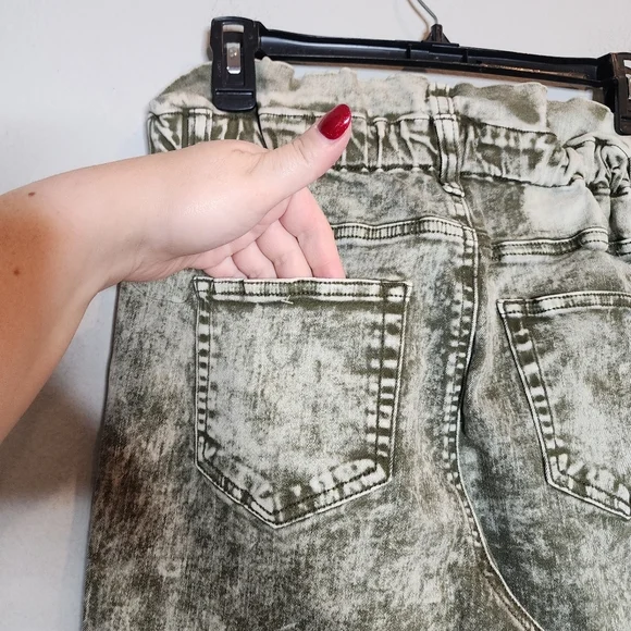 Almost Famous green acid wash stretch waist tapered jeans. Size small.  Highrise - Picture 5 of 14